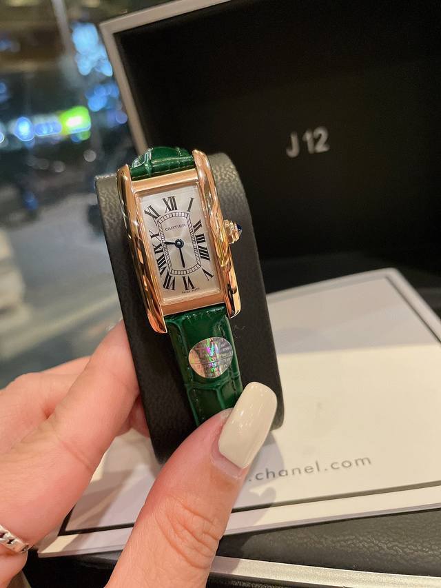 白 金 钻30 卡地亚-Cartier Tank Am Ricaine腕表 小号表款 采用蓝宝水石晶镜面 瑞士石英机芯 原版开模 精钢表壳 八角形表冠 镶嵌一颗